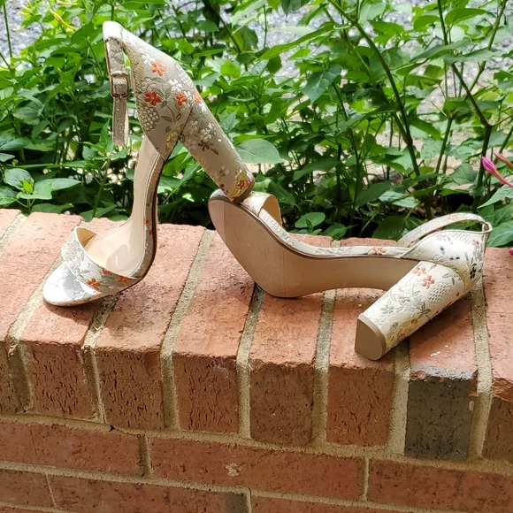 Fabric covered block heel sandals - Picture 3 of 11